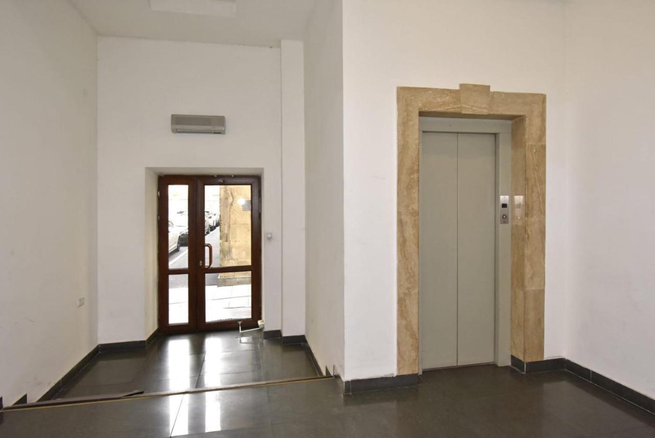 Byuzand7 New Building In Republic Square Γιερεβάν Εξωτερικό φωτογραφία